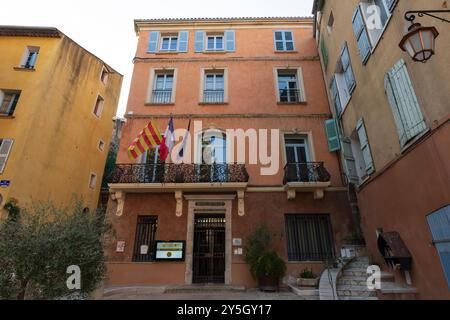 Das Rathaus von Cotignac im Departement Var, Südfrankreich, zeigt traditionelle provenzalische Architektur und den Charme eines historischen französischen Dorfes Stockfoto