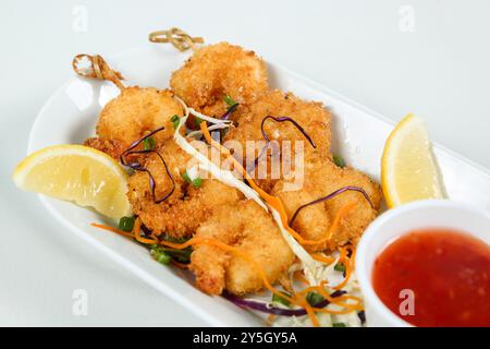 Gebratene Garnelen mit Dippsoße, isoliert auf weißem Hintergrund Stockfoto