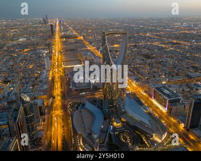 Drohnenschuss im Flug. Saudi-Arabien. Riad. Sonnenaufgang. Kingdom Tower Stockfoto