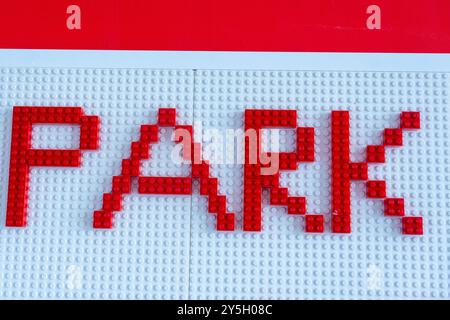 Lernspaß: Kreatives Display mit Plastikwürfeln, die das Wort „Park“ buchstabieren Stockfoto