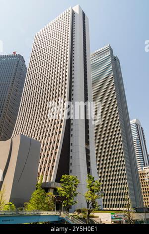 Die Hochhäuser des Sompo-Gebäudes und des Shinjuku Nomura-Gebäudes ragen an einem sonnigen Frühlingstag über die Straßen von Shinjuku. Stockfoto