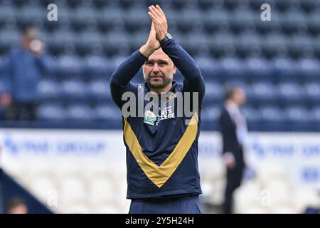 John Eustace Manager der Blackburn Rovers klatscht die Fans während des Sky Bet Championship Matches Preston North End gegen Blackburn Rovers in Deepdale, Preston, Großbritannien, 22. September 2024 (Foto: Cody Froggatt/News Images) in Preston, Großbritannien am 22. September 2024. (Foto: Cody Froggatt/News Images/SIPA USA) Stockfoto