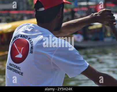 Srinagar, Indien. September 2024. Anhänger von Omar Abdullah, dem Führer der Jammu and Kashmir National Conference (JKNC), fahren mit Booten im Dal Lake, während sie am 22. September 2024 an einer Wahlkampfkundgebung in Srinagar teilnehmen, bevor die zweite Wahlphase während der Parlamentswahlen stattfindet. (Foto von Mubashir Hassan/Pacific Press) Credit: Pacific Press Media Production Corp./Alamy Live News Stockfoto