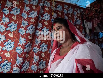 Kalkutta, Westbengalen, Indien. September 2024. Jatra oder Yatra, was auf Sanskrit Prozession oder Reise bedeutet, ist ein populäres Volkstheater des Bengalischen Theaters, das in den meisten Bengalisch sprechenden Gebieten des indischen Subkontinents verbreitet ist, einschließlich Bangladesch und den indischen bundesstaaten Westbengalen, Assam, Odisha und Tripura. Es gibt etwa 55 Truppe wie 2005 in Kalkuttas altem Jatra-Viertel, Chitpur Road, und alles zusammen ist jatra eine 21 Millionen Dollar pro Jahr teure Industrie, die allein auf fast 4.000 Bühnen in Westbengalen auftrat[wo 2001 über 300 Firmen mehr als 20.000 Mitarbeiter beschäftigten, mehr als der lokale Film in Stockfoto