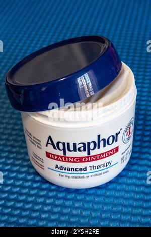 Aquaphor ist eine Heilsalbe, die mit einem manipulationssicheren Sicherheitssiegel auf ihren Produkten verkauft wird, 2024, USA Stockfoto