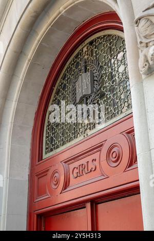 Separates geschlechtsspezifisches Eingangsschild für öffentliche Schule 116, Murray Hill, New York City, USA 2024 Stockfoto