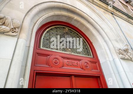 Separates geschlechtsspezifisches Eingangsschild für öffentliche Schule 116, Murray Hill, New York City, USA 2024 Stockfoto