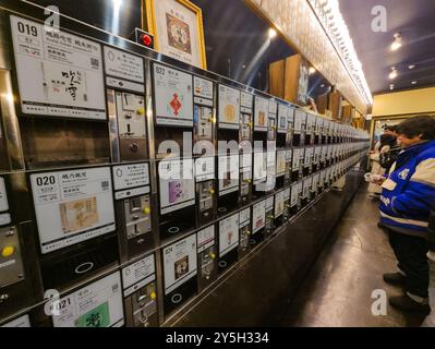 Besucher probieren bis zu 100 Sake-Sorten aus Automaten in der japanischen Station Echigo-Yuzawa Stockfoto