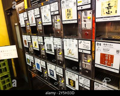 Besucher probieren bis zu 100 Sake-Sorten aus Automaten in der japanischen Station Echigo-Yuzawa Stockfoto