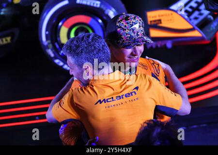 Singapur, Singapur. September 2024. Rennsieger Lando Norris (GBR) McLaren feiert im parc Ferme mit Andrea Stella (ITA) McLaren Team Principal. 22.09.2024. Formel-1-Weltmeisterschaft, Rd 18, Grand Prix Von Singapur, Marina Bay Street Circuit, Singapur, Renntag. Das Foto sollte lauten: XPB/Alamy Live News. Stockfoto