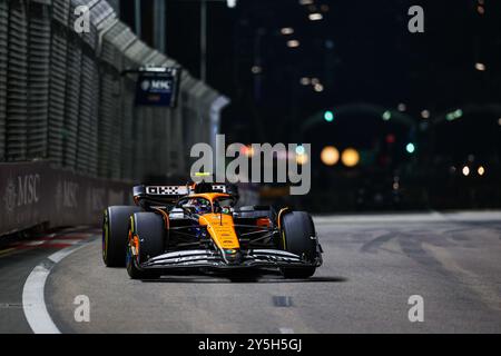 Singapur, Singapur. September 2024. McLaren's britischer Fahrer Lando Norris tritt am 22. September 2024 beim Formel 1 Grand Prix Nachtrennen auf dem Marina Bay Street Circuit in Singapur an. Quelle: Qian Jun/Xinhua/Alamy Live News Stockfoto