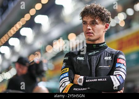 Singapur, Singapur. September 2024. McLaren's britischer Fahrer Lando Norris wird vor dem Formel-1-Rennen in Singapur am 22. September 2024 auf dem Marina Bay Street Circuit in Singapur gesehen. Quelle: Qian Jun/Xinhua/Alamy Live News Stockfoto