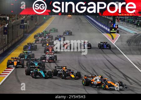 Singapur, Singapur. September 2024. Die Fahrer starten während des Nachtrennens des Formel 1 Grand Prix von Singapur am Marina Bay Street Circuit, Singapur, 22. September 2024. Quelle: Qian Jun/Xinhua/Alamy Live News Stockfoto