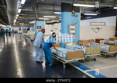 Haifa, Israel. September 2024. Menschen arbeiten in einer unterirdischen Station im Rambam Medical Center in Haifa, Nord-Israel, 22. September 2024. Die Hisbollah-Truppen im Libanon feuerten am frühen Sonntag etwa 115 Raketen auf Israel ab, wobei einige Gebiete nahe der nördlichen Stadt Haifa erreichten und ihre Reichweite auf bisher nicht zielgerichtete Orte während des anhaltenden Konflikts ausdehnten. Nach dem Raketenangriff kündigte Israels Heimatfront-Kommando an, dass Schulen geschlossen werden und Versammlungen und Bewegungen in allen Gebieten nördlich von Haifa eingeschränkt würden. Quelle: Jamal Awad/Xinhua/Alamy Live News Stockfoto