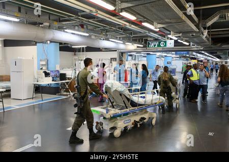 Haifa, Israel. September 2024. Menschen arbeiten in einer unterirdischen Station im Rambam Medical Center in Haifa, Nord-Israel, 22. September 2024. Die Hisbollah-Truppen im Libanon feuerten am frühen Sonntag etwa 115 Raketen auf Israel ab, wobei einige Gebiete nahe der nördlichen Stadt Haifa erreichten und ihre Reichweite auf bisher nicht zielgerichtete Orte während des anhaltenden Konflikts ausdehnten. Nach dem Raketenangriff kündigte Israels Heimatfront-Kommando an, dass Schulen geschlossen werden und Versammlungen und Bewegungen in allen Gebieten nördlich von Haifa eingeschränkt würden. Quelle: Jamal Awad/Xinhua/Alamy Live News Stockfoto