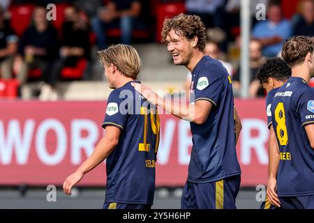 Almere, Niederlande. September 2024. ALMERE, NIEDERLANDE - 22. SEPTEMBER: Sam Lammers vom FC Twente feiert, nachdem er sein drittes Tor mit SEM Steijn vom FC Twente während des niederländischen Eredivisie-Spiels zwischen Almere City FC und FC Twente im Yanmar Stadion am 22. September 2024 in Almere, Niederlande erzielt hat. (Foto von fotografielous/Orange Pictures) Credit: dpa/Alamy Live News Stockfoto