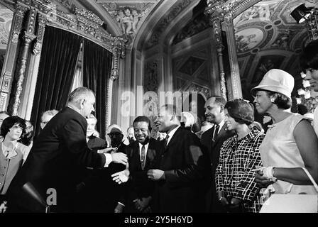 Präsident Lyndon B. Johnson trifft sich mit Martin Luther King Jr. bei der Unterzeichnung des Voting Rights Act von 1965 - Foto von Yoichi Okamoto Stockfoto