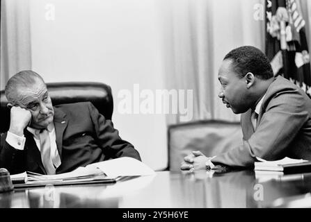 Präsident Lyndon B. Johnson trifft sich mit Martin Luther King Jr. im Kabinettsaal des Weißen Hauses, 18. März 1966 - Foto: Yoichi Okamoto Stockfoto