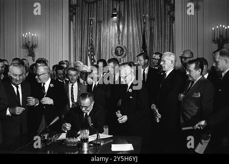 Präsident Lyndon B. Johnson unterschreibt den Civil Rights Act von 1964 als Martin Luther King, Jr. und andere. Foto: Cecil Stoughton, Pressebüro des Weißen Hauses (WHPO), 2. Juli 1964 Stockfoto