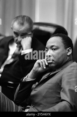 US-Präsident Lyndon B. Johnson und Reverend Dr. Martin Luther King, Jr. treffen sich im Weißen Haus, 1966 - Foto: Yoichi Okamoto Stockfoto