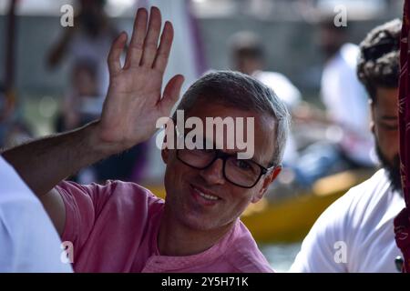 Srinagar, Indien. September 2024. Der ehemalige Premierminister von Jammu und Kaschmir und der Führer der Jammu und Kaschmir National Conference (JKNC) Omar Abdullah schwingt während einer Wahlbootskundgebung am Dal Lake in Srinagar. Die National Conference (NC) veranstaltete eine Wahlkundgebung über den weltberühmten Dal Lake, bevor die zweite Phase der Wahlumfragen stattfand. Quelle: SOPA Images Limited/Alamy Live News Stockfoto