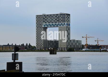 Amsterdam, Niederlande. August 2024. Das poortgebouw, eine Wohngegend in Amsterdam. Hochwertige Fotos Stockfoto