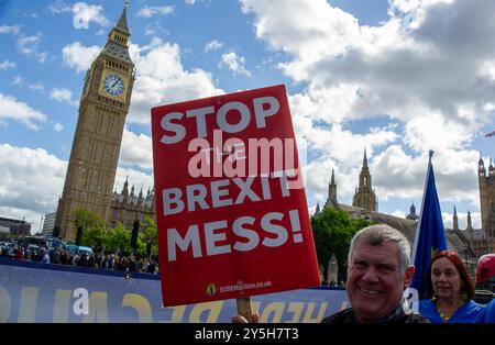 Westminster, London, Großbritannien. September 2024. Stop Brexit-Aktivisten waren heute mit ihrer Kampagne gegen den Brexit außerhalb des Parlaments. Sie hatten verschiedene Banner, die an Geländer gebunden waren, darunter Brexit: A Titantic Success und You Can't Replace A Tory Brexit with A Labour Brexit. Die Kampagne wird von Steve Bray geleitet, bekannt als der Stop Brexit man. Premierminister Keir Starmer hat Berichten zufolge gesagt, dass der Wunsch der Regierung, die Beziehungen zur Europäischen Union neu zu gestalten, nicht bedeutet, den Brexit umzukehren. Kredit: Maureen McLean/Alamy Stockfoto