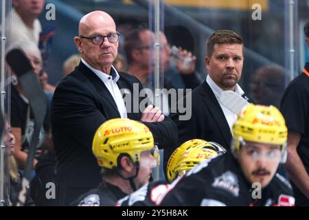 Tom Rowe (Loewen Frankfurt, Trainer), GER, Loewen Frankfurt vs. EHC Red Bull München, Eishockey, Penny-DEL, 2. Spieltag, Spielzeit 2024/2025, 22.09.2024. Foto: Eibner-Pressefoto/Florian Wiegand Stockfoto