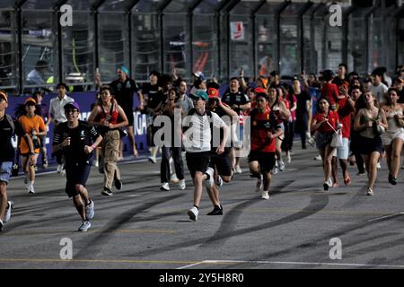 Singapur, Singapur. September 2024. Circuit-Atmosphäre – Lüfter auf dem Circuit auf dem Podium. Formel-1-Weltmeisterschaft, Rd 18, Grand Prix von Singapur, Sonntag, 22. September 2024. Marina Bay Street Circuit, Singapur. Quelle: James Moy/Alamy Live News Stockfoto