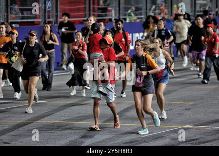 Singapur, Singapur. September 2024. Circuit-Atmosphäre – Lüfter auf dem Circuit auf dem Podium. Formel-1-Weltmeisterschaft, Rd 18, Grand Prix von Singapur, Sonntag, 22. September 2024. Marina Bay Street Circuit, Singapur. Quelle: James Moy/Alamy Live News Stockfoto