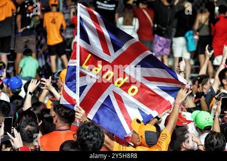 Singapur, Singapur. September 2024. Circuit-Atmosphäre – Lüfter auf dem Circuit auf dem Podium. Formel-1-Weltmeisterschaft, Rd 18, Grand Prix von Singapur, Sonntag, 22. September 2024. Marina Bay Street Circuit, Singapur. Quelle: James Moy/Alamy Live News Stockfoto