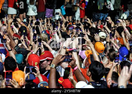 Singapur, Singapur. September 2024. Circuit-Atmosphäre – Lüfter auf dem Circuit auf dem Podium. Formel-1-Weltmeisterschaft, Rd 18, Grand Prix von Singapur, Sonntag, 22. September 2024. Marina Bay Street Circuit, Singapur. Quelle: James Moy/Alamy Live News Stockfoto