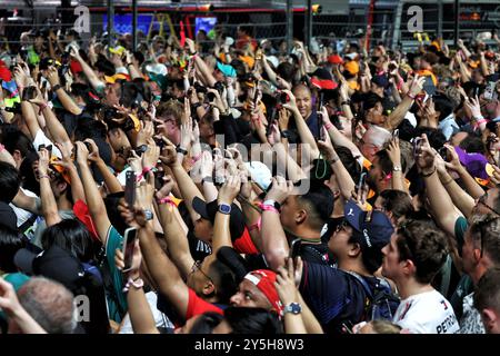 Singapur, Singapur. September 2024. Circuit-Atmosphäre – Lüfter auf dem Circuit auf dem Podium. Formel-1-Weltmeisterschaft, Rd 18, Grand Prix von Singapur, Sonntag, 22. September 2024. Marina Bay Street Circuit, Singapur. Quelle: James Moy/Alamy Live News Stockfoto