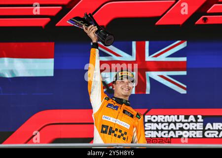 Singapur, Singapur. September 2024. Lando Norris feiert den ersten Platz von McLaren während der Verleihung des Formel-1-Grand-Prix-Nachtrennens auf dem Marina Bay Street Circuit, Singapur, 22. September 2024. Quelle: Qian Jun/Xinhua/Alamy Live News Stockfoto