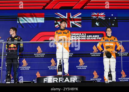 Singapur, Singapur. September 2024. Der erste Platz von McLaren's britischer Fahrer Lando Norris (C), der zweite Platz von Red Bull's niederländischem Fahrer Max Verstappen (L) und der dritte Platz McLaren's australischer Fahrer Oscar Piastri nehmen am 22. September 2024 an der Verleihung des Formel-1-Grand-Prix-Nachtrennens von Singapur Teil. Quelle: Qian Jun/Xinhua/Alamy Live News Stockfoto