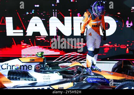 Singapur, Singapur. September 2024. McLaren's britischer Fahrer Lando Norris reagiert auf das Formel 1 Grand Prix Nachtrennen auf dem Marina Bay Street Circuit, Singapur, 22. September 2024. Quelle: Qian Jun/Xinhua/Alamy Live News Stockfoto