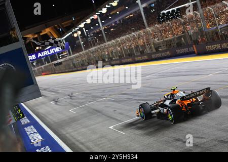 Singapur, Singapur. September 2024. McLaren's britischer Fahrer Lando Norris tritt am 22. September 2024 beim Formel 1 Grand Prix Nachtrennen auf dem Marina Bay Street Circuit in Singapur an. Quelle: Qian Jun/Xinhua/Alamy Live News Stockfoto