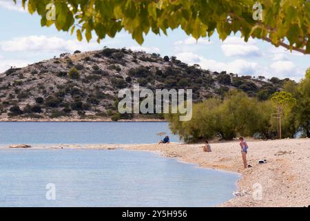 Vodice, Kroatien - 14. September 2024: Strand mit wenigen entspannenden Gästen Stockfoto