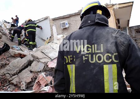 Saviano, Italien. September 2024. Feuerwehrmann bei der Arbeit während des Einsturzes eines Gebäudes in der Stadt Saviano. September 2024. (Foto: Vincenzo Izzo/SIPA USA) Credit: SIPA USA/Alamy Live News Stockfoto