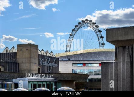 London, Großbritannien. London Eye über der Hayward Gallery am South Bank Stockfoto