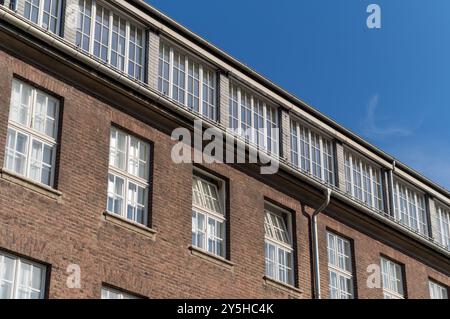 Fassade eines älteren Backsteingebäudes mit Fenstern Stockfoto