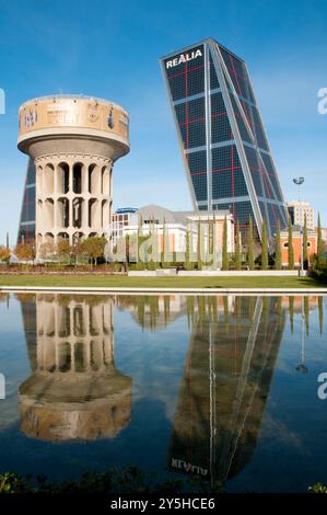 Plaza de Castilla aus den Canal de Isabel II-Gärten. Madrid, Spanien. Stockfoto