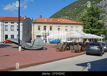 Solkan, Slowenien - 7. September 2024. Gäste genießen das Spätsommerwetter in einer Bar mit Sitzgelegenheiten im Freien auf einem zentralen Platz mit Brunnen in Solkan Stockfoto