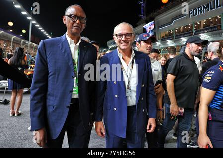 Singapur, Singapur. September 2024. (L bis R): Paul Kagame (RWA) Präsident Ruandas am Startplatz mit Stefano Domenicali (ITA) Präsident und CEO der Formel 1. Formel-1-Weltmeisterschaft, Rd 18, Grand Prix von Singapur, Sonntag, 22. September 2024. Marina Bay Street Circuit, Singapur. Quelle: James Moy/Alamy Live News Stockfoto