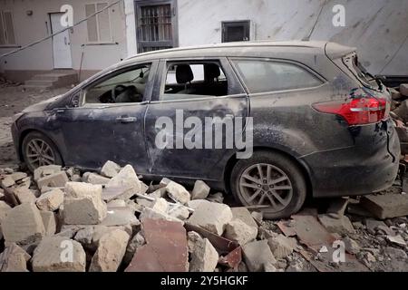 Saviano, Italien. September 2024. Das Auto wurde durch den Einsturz eines Gebäudes durch ein Gasleck in der Stadt Saviano zerstört. September 2024. (Foto: Vincenzo Izzo/SIPA USA) Credit: SIPA USA/Alamy Live News Stockfoto