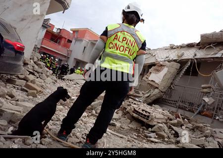 Saviano, Italien. September 2024. Freiwillige des Alpenhundeverbandes während des Einsturzes eines Gebäudes in der Stadt Saviano. September 2024. (Foto: Vincenzo Izzo/SIPA USA) Credit: SIPA USA/Alamy Live News Stockfoto