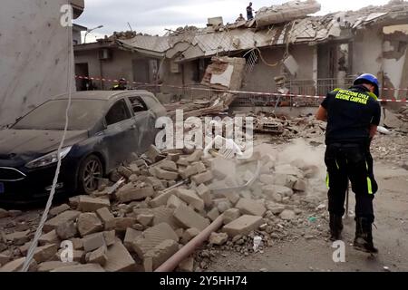 Saviano, Italien. September 2024. Freiwillige aus dem Katastrophenschutz, während des Einsturzes eines Gebäudes in der Stadt Saviano. September 2024. (Foto: Vincenzo Izzo/SIPA USA) Credit: SIPA USA/Alamy Live News Stockfoto