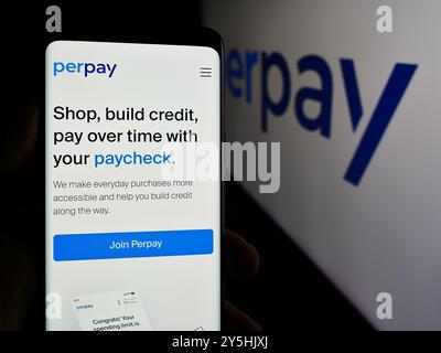 Deutschland. August 2024. In dieser Abbildung befindet sich ein Mobiltelefon mit der Webseite des US-Finanzdienstleisters Perpay Inc. Vor dem Firmenlogo. (Foto von Timon Schneider/SOPA Images/SIPA USA) *** ausschließlich für redaktionelle Nachrichten *** Credit: SIPA USA/Alamy Live News Stockfoto