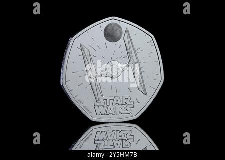 2024 Star Wars Raumschiff 50p von der Royal Mint mit einem Tie Fighter. Das Porträt von König Karl III. iby Martin Jennings ist auf der Vorderseite Stockfoto