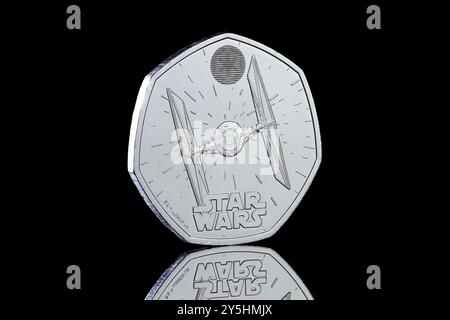 2024 Star Wars Raumschiff 50p von der Royal Mint mit einem Tie Fighter. Das Porträt von König Karl III. iby Martin Jennings ist auf der Vorderseite Stockfoto